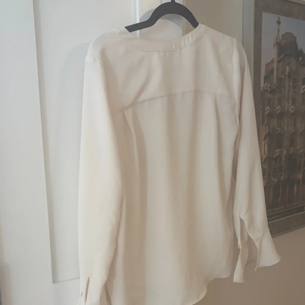 LOFT Ivory Ruffle Front Blouse size small - Picture 4 of 4